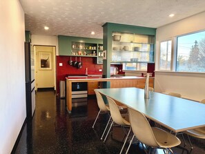 Dining - Peaceful 2-bedroom apartment in lovely Anchorage for your stay (Anchorage)