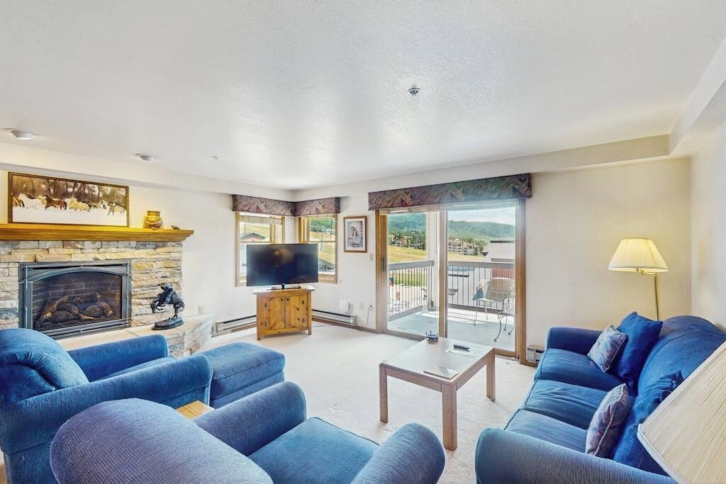 TV, fireplace, computer monitors