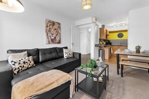 Living area - Apartment Sleeps 6 with Parking (Warrington)
