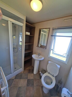 Bathroom - Highfields Skegness Cabin near Beach & Pier (Skegness)