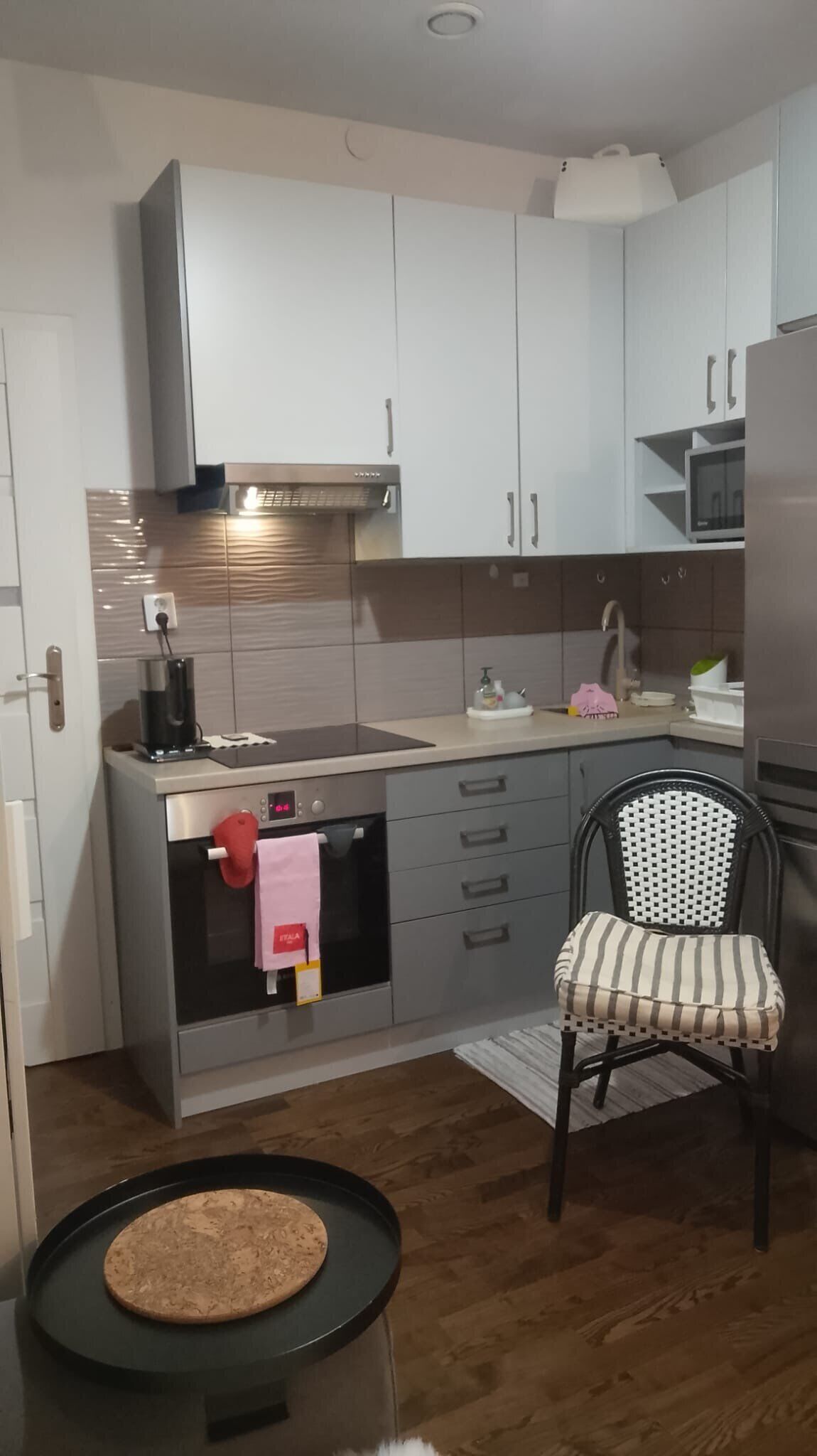 Réfrigérateur, four à micro-ondes, un four, surface de cuisson