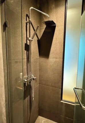 Bruser, hårtørrer, bidet