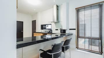 Cafeteira/chaleira, geladeira, micro-ondas, cooktop