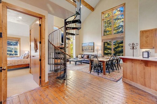 Fantastic, ski-in/out condo with patio, fireplace, grill & Washer/Dryer