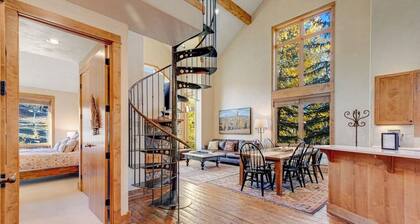 Fantastic, ski-in/out condo with patio, fireplace, grill & Washer/Dryer