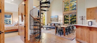 Fantastic, ski-in/out condo with patio, fireplace, grill & Washer/Dryer