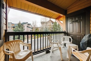 Property grounds - Perfect ski-condo with kitchenette, balcony, pool & fitness room (Steamboat Springs)