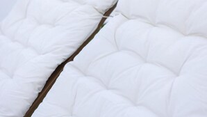 A close-up of a white, tufted headboard. - Checha Ático (Candelaria)