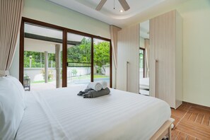 Tabla de planchar con plancha, wifi, ropa de cama