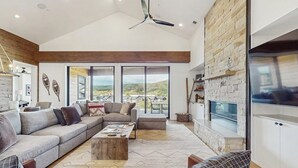 Un amplio salón con un sofá modular grande, una mesa de centro y una chimenea.