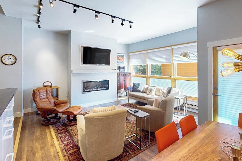 TV, fireplace