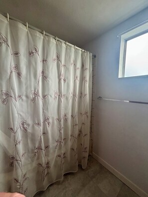 Toalhas de banho, sabonete, papel higiênico 