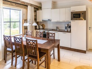 Fridge, microwave, dishwasher, cookware/dishes/utensils - Maahisenrinne 1 a 1 by Interhome (Äkäslompolo)