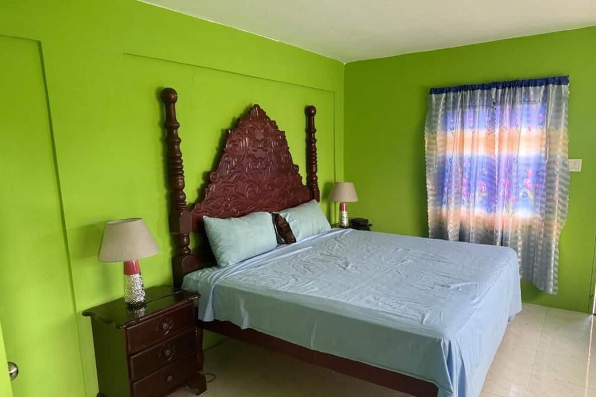 Chambre Confort double, 1 trĂšs grand lit, vue sur la montagne | Fer et planche Ă repasser, accĂšs au Wi-Fi (inclus)