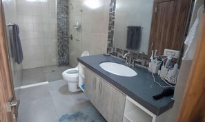 Shower, towels - Perfect 3-bedroom Modern and Spacious Beach House (Manabí)