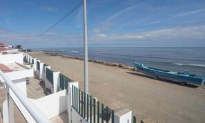 On the beach - Perfect 3-bedroom Modern and Spacious Beach House (Manabí)