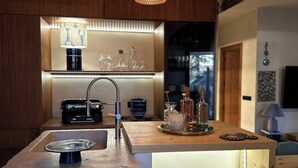 Een moderne keuken met een centraal eiland, een spoelbak en een bar.