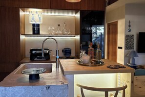 A modern kitchen with a central island, a sink, and a bar area. - 3Bed Apartment- Garden, Private Pool, Free Parking (Albufeira)