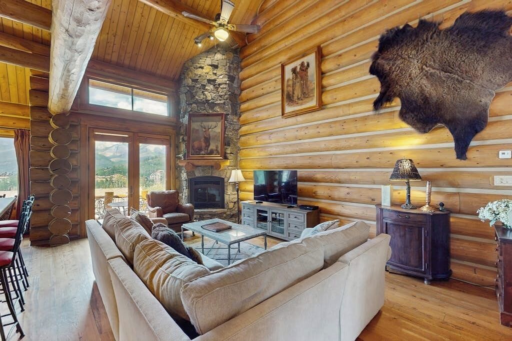 Una televisión, una chimenea, una pantalla de ordenador