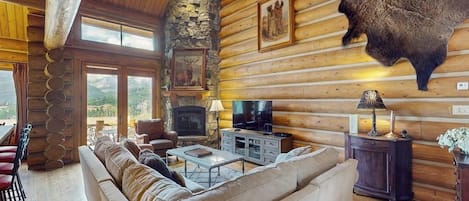 Una televisión, una chimenea, una pantalla de ordenador