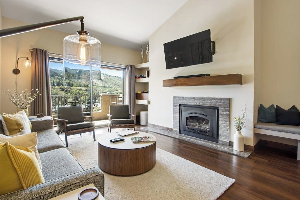 TV, fireplace