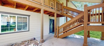 Riverfront gem with loft & stunning water views, near skiing
