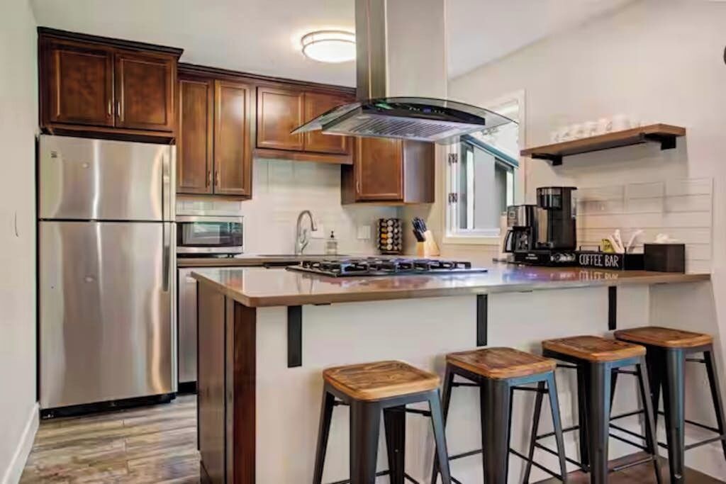 Coffee/tea maker, fridge, microwave, oven