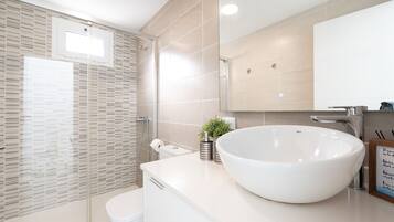 Casa de lujo, patio, vista al jardín | Baño