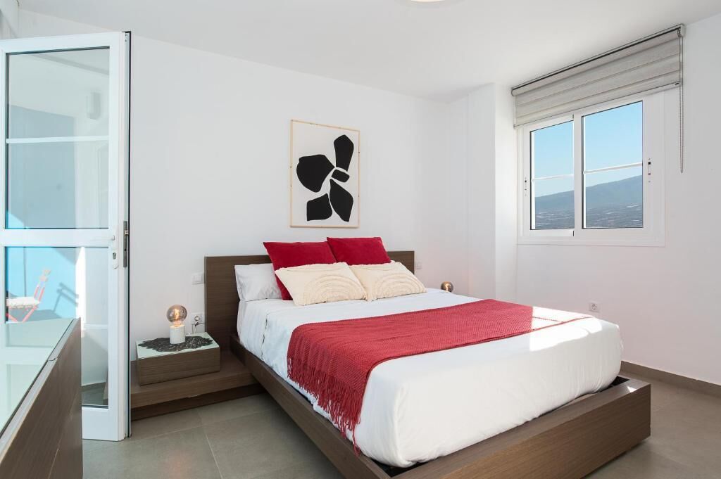 Luxury House, Patio, Garden View | Down duvets, desk, iron/ironing board, free WiFi