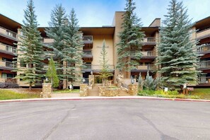 A multi-story hotel with a central staircase, balconies, and a sign reading 'FALLLOWS.' - Inviting condo with large terrace, pool & hot tub - next to golf/Nordic skiing (Vail)