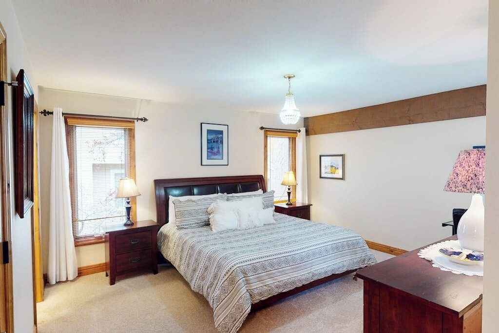 3 bedrooms, desk, iron/ironing board, free WiFi