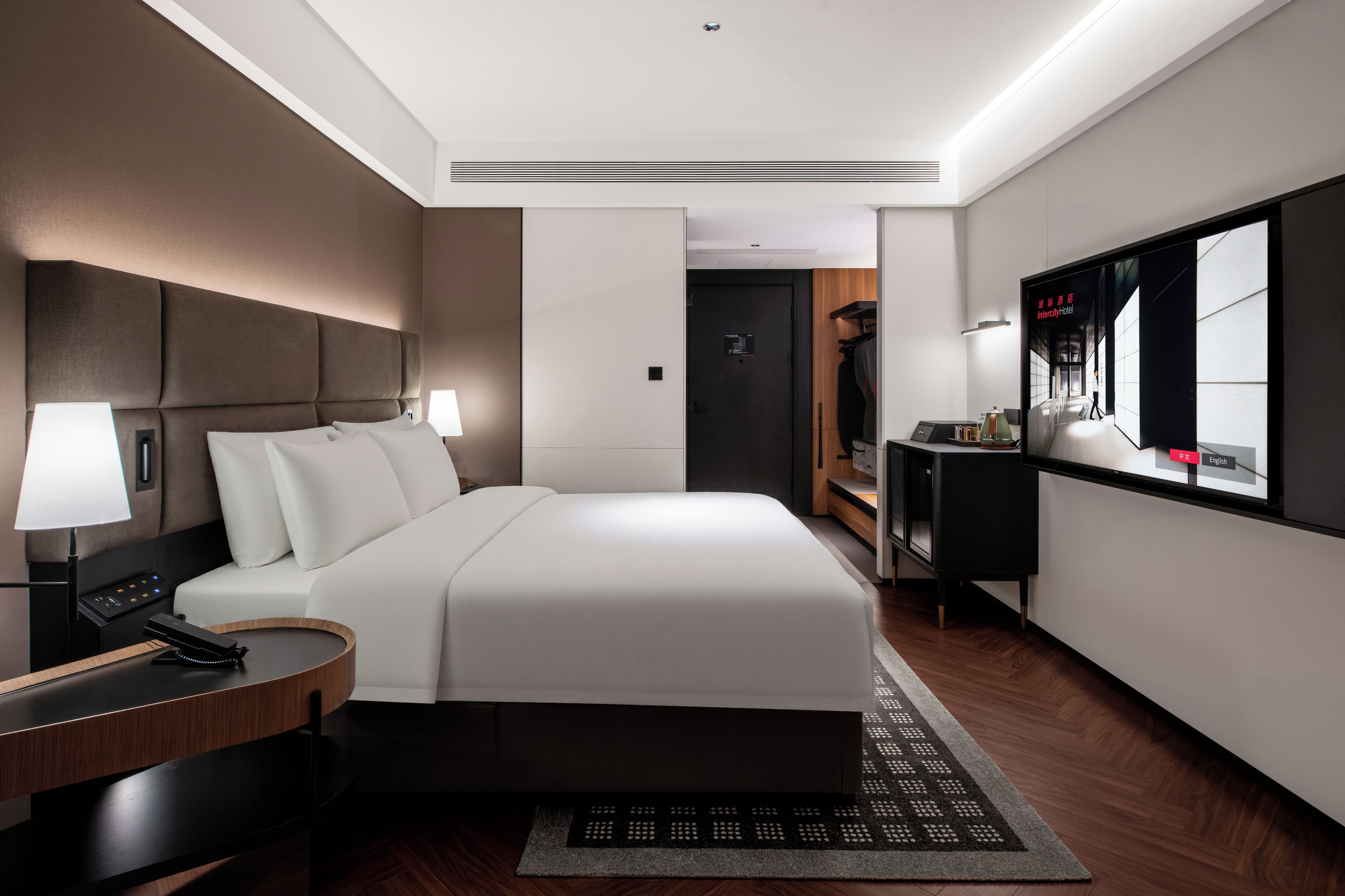 Kamar Double Superior, pemandangan halaman | Brankas, meja kerja, ruang kerja ramah laptop, dan tirai kedap cahaya