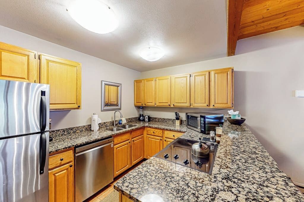 Coffee/tea maker, fridge, microwave, oven