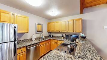 Coffee/tea maker, fridge, microwave, oven