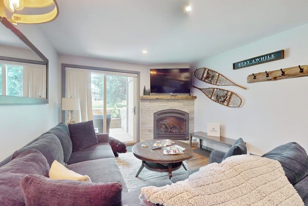 TV, fireplace