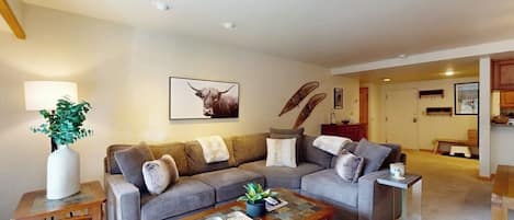 Televisión, chimenea, futbolito y tenis de mesa