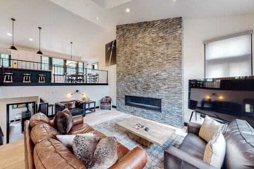 Mountain Condo with Free WiFi, Wood Fireplace & Washer/Dryer