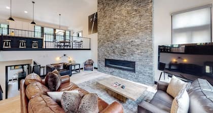 Mountain Condo with Free WiFi, Wood Fireplace & Washer/Dryer