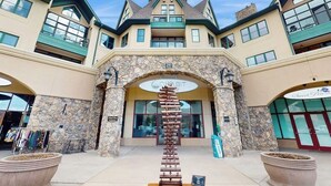 Un edificio con fachada de piedra, varios balcones y un letrero que dice 'ChabIt'.