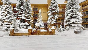 Ein mit Schnee bedeckter Innenhof, im Hintergrund ein Gebäude mit der Aufschrift 'ALL RIDGE'.