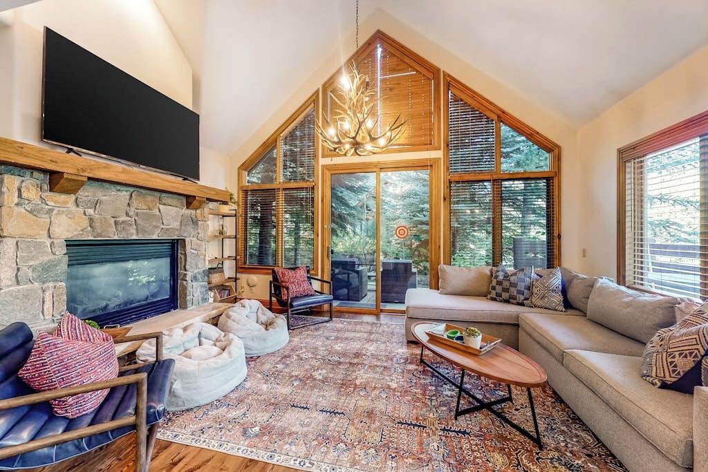 TV, fireplace
