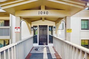 Ein überdachter Eingang zu einem Gebäude mit der Nummer 1040, einem Verbotsschild und einem Warnhinweis vor herabfallendem Eis und Schnee.