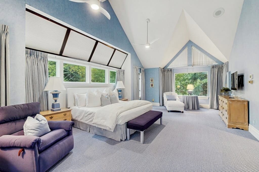 4 bedrooms, desk, iron/ironing board, travel crib