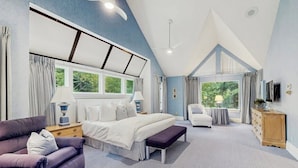 Une chambre avec un grand lit, un canapé, un bureau et une chaise.