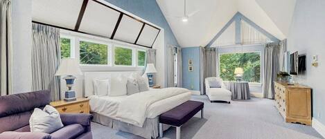 4 bedrooms, desk, iron/ironing board, travel crib