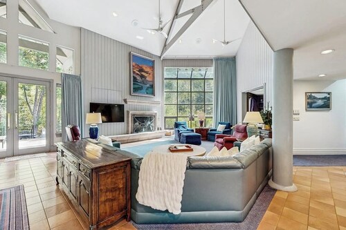 Luxurious mountain home with private hot tub, wood fireplace, and bus to slopes