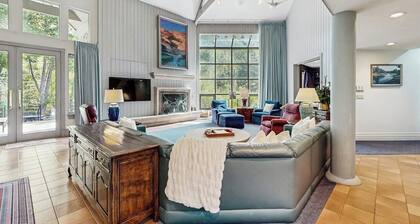 Luxurious mountain home with private hot tub, wood fireplace, and bus to slopes