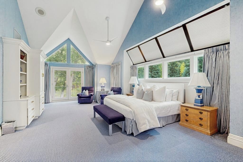 4 bedrooms, desk, iron/ironing board, travel cot