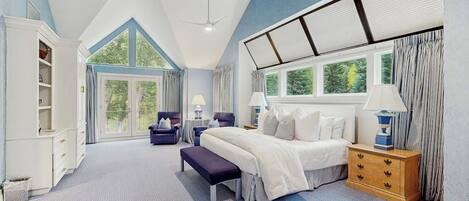 4 bedrooms, desk, iron/ironing board, travel crib