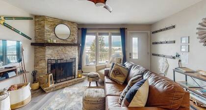 Mountain getaway with fireplace, fast WiFi, & high-country views